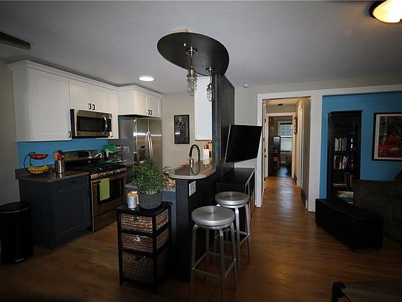 3rd image of 546 Avenue F