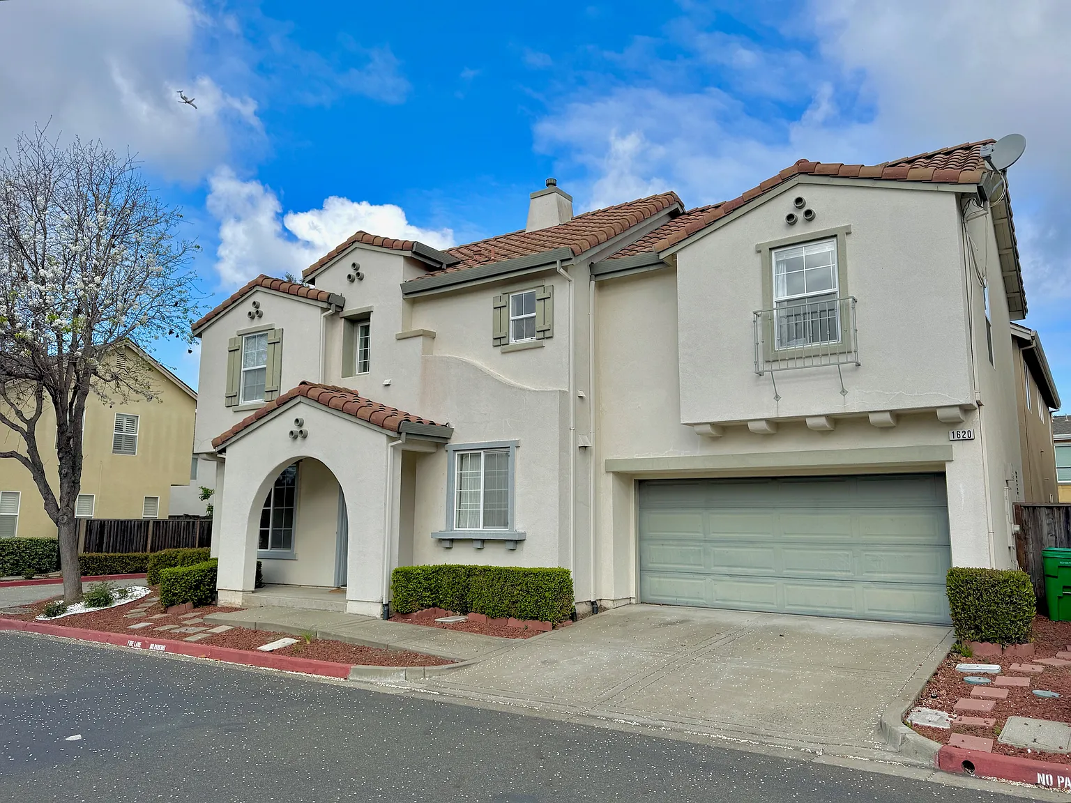 4 bed, 2.5 bath, 1708 sqft, $4,000 — Photo 2