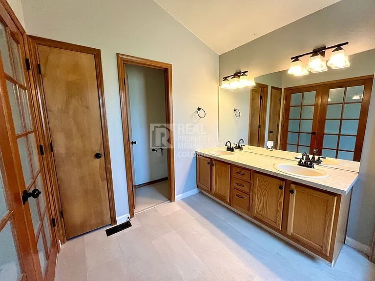 1313 Coolcrest Dr — Photo 21