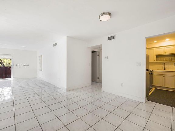 5th image of 1205 Mariposa Ave APT 306