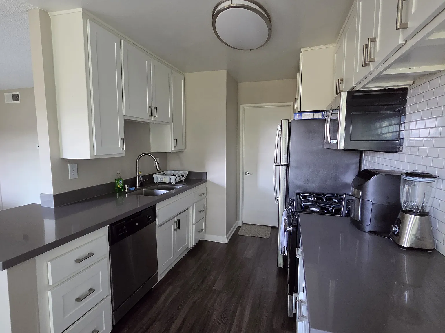 124 N Tustin Ave — Photo 2