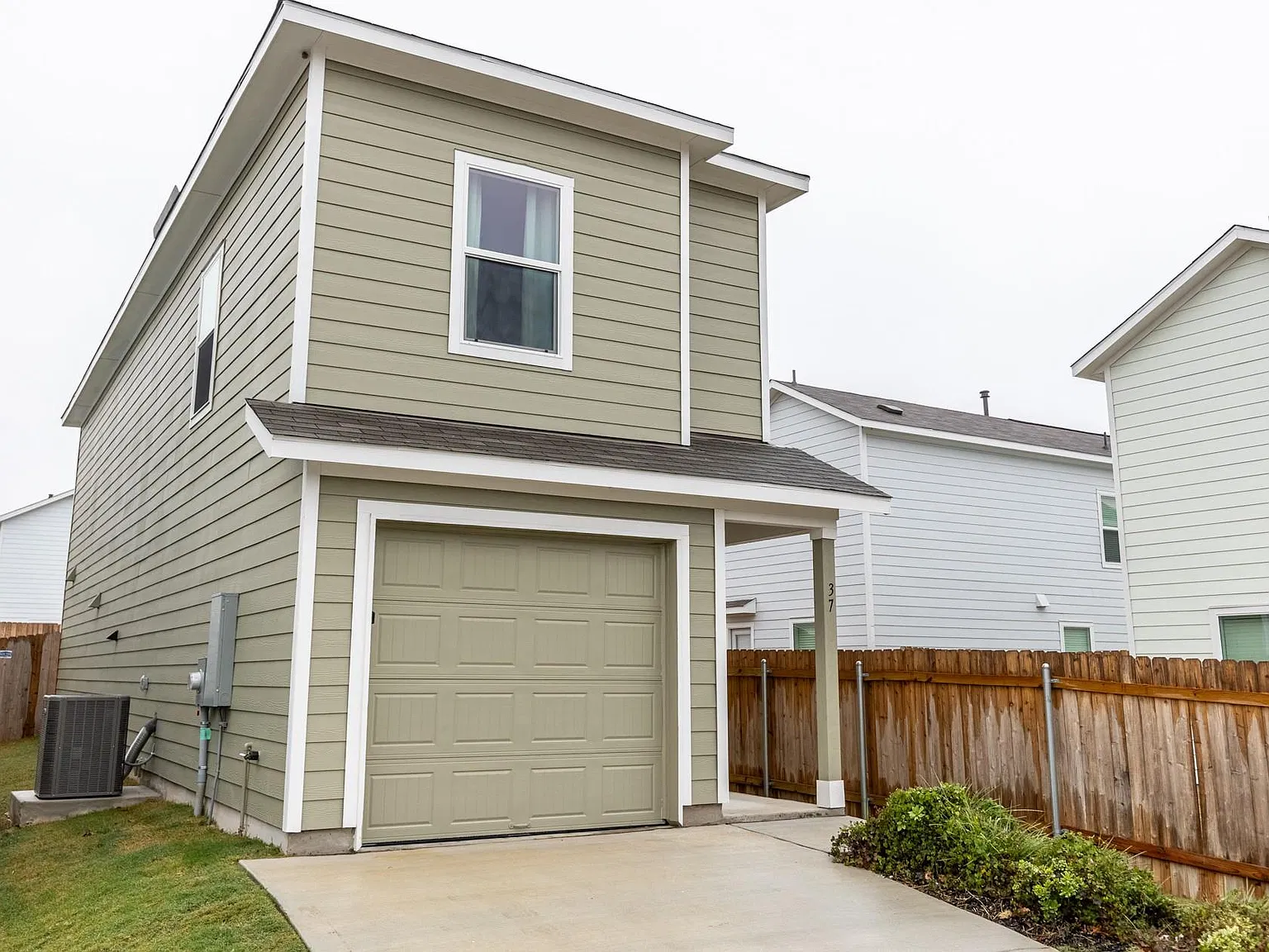3 bed, 2.0 bath, 1284 sqft, $1,600 — Photo 2