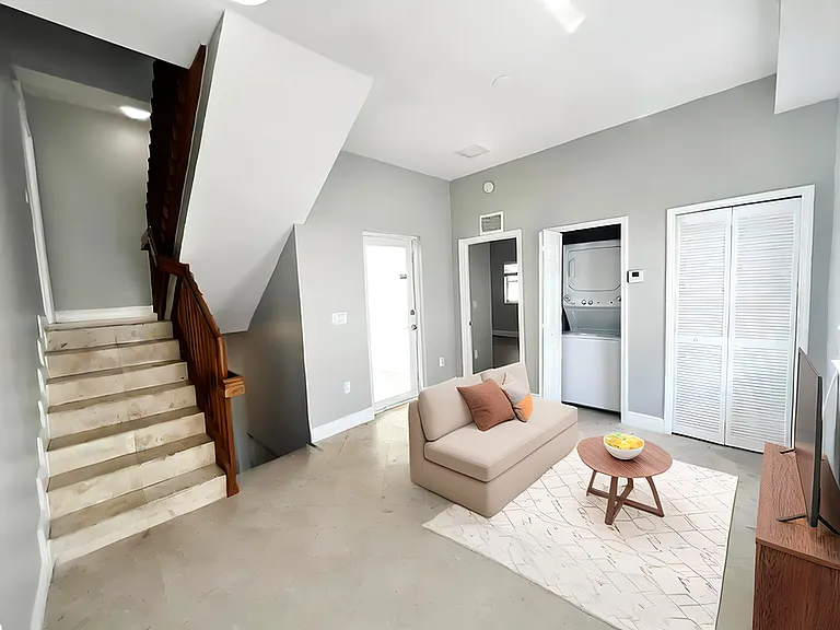 1045 SW 9th Ct — Photo 11