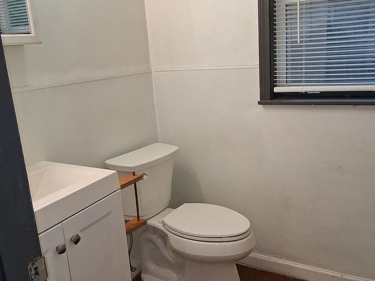 215-217 E Adobe St — Photo 8