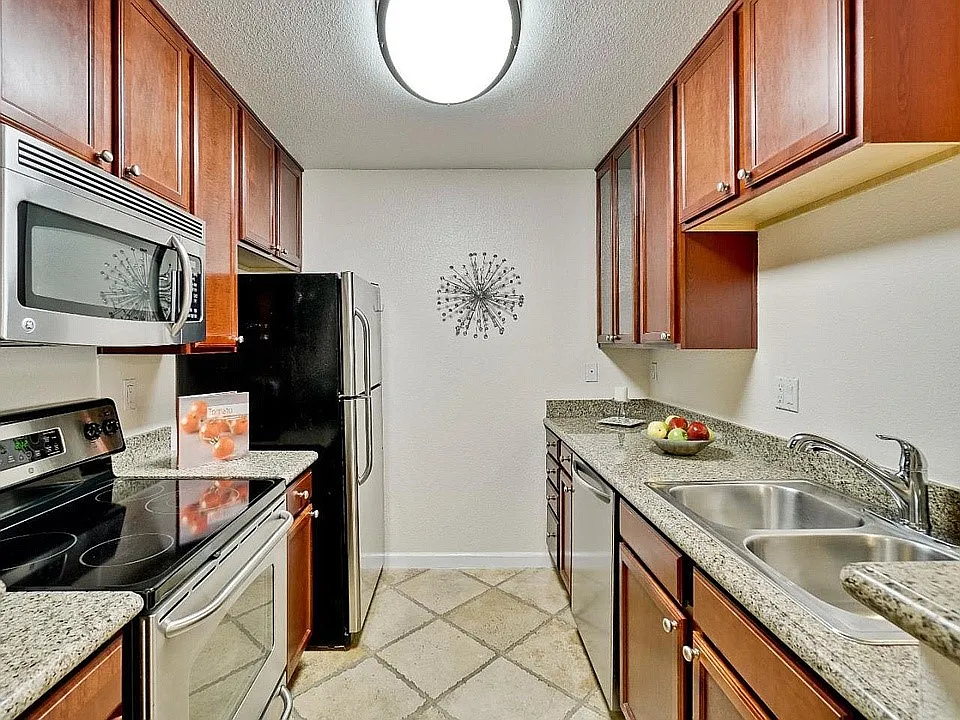 2 bed, 922 sqft, $3,200 — Photo 1