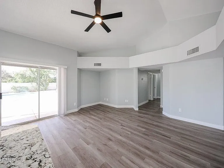 3951 E Waltann Ln — Photo 15
