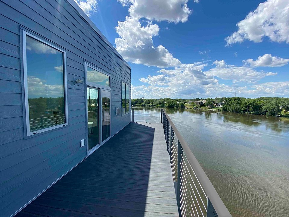 Upriver Balcony - 2 BDRM