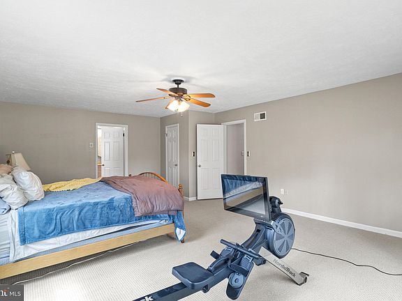 3rd image of 4162 Queens Ln