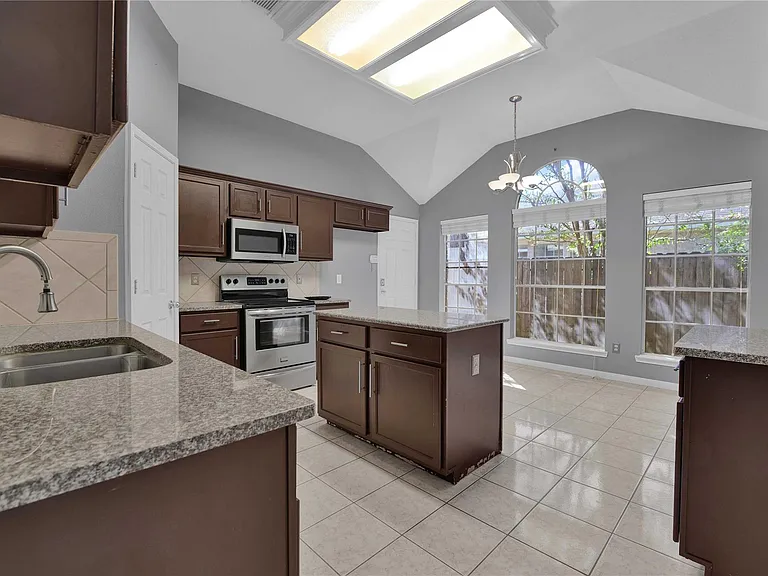 27186 Kings Manor Dr S — Photo 10