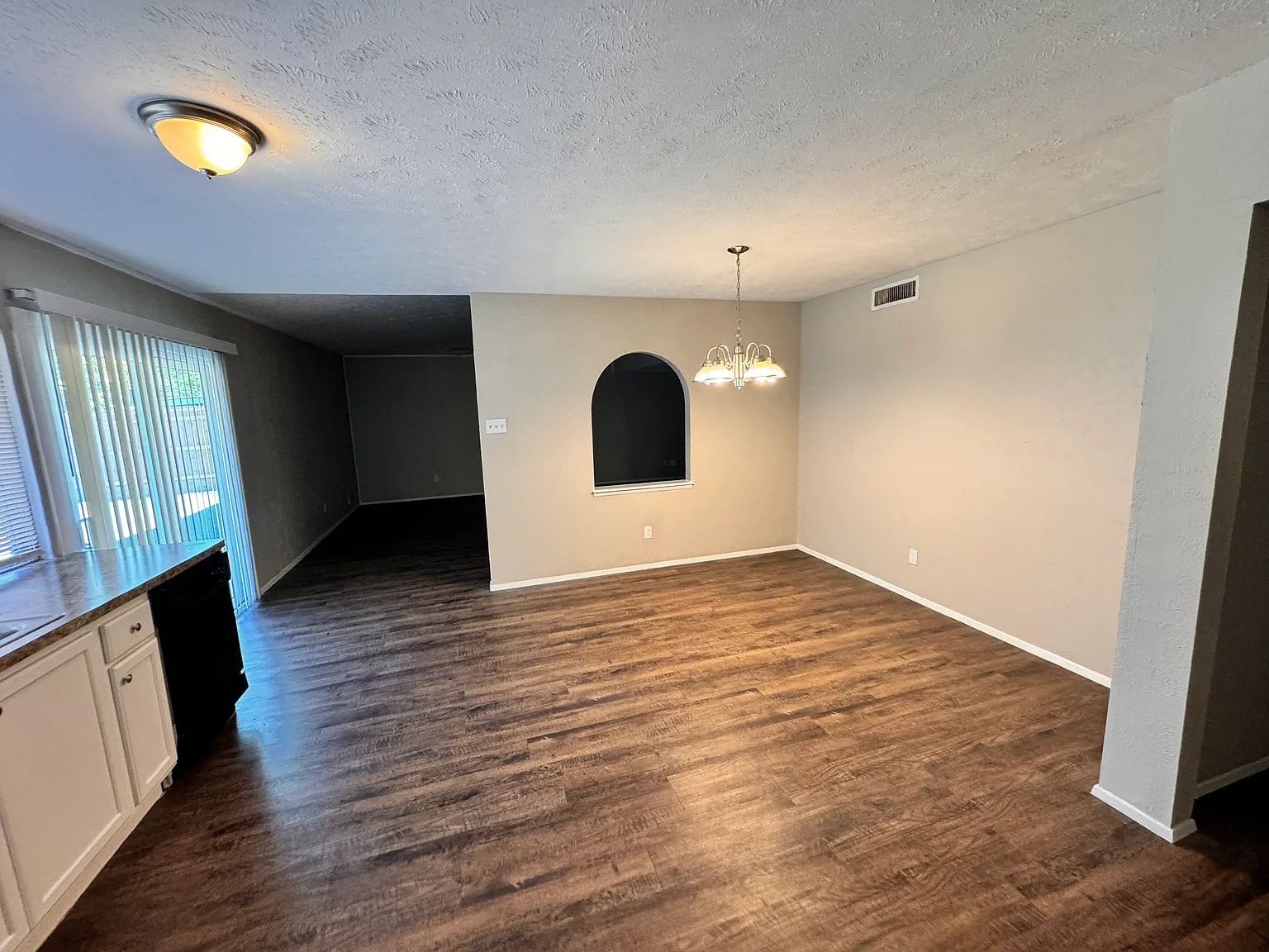 438 Santa Paula Dr. Grand Prairie, TX 75052 — Photo 2