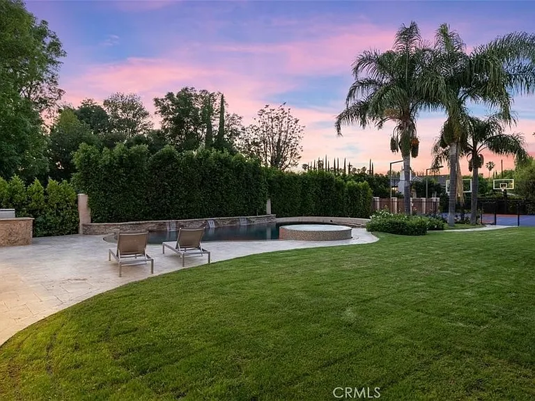 22953 Oxnard St — Photo 28