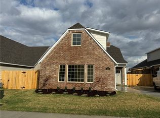 119 N Hawkstone Dr, Fayetteville, AR 72704