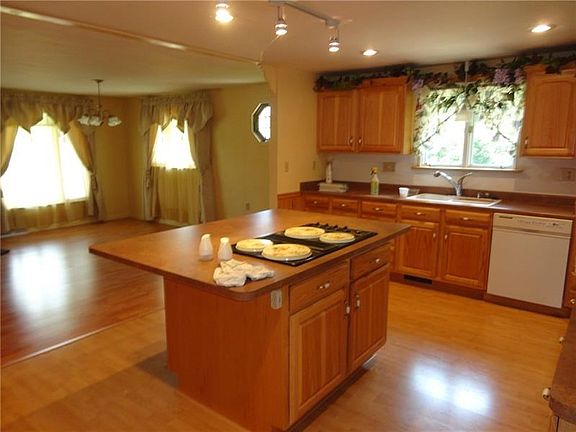 KITCHEN WITH OPEN AREA TO LIVING ROOM