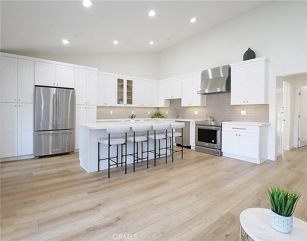 2 bed, 949 sqft, $4,900 — Photo 1