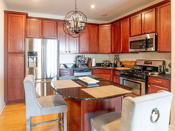 3rd image of 1124 Lake St #509
