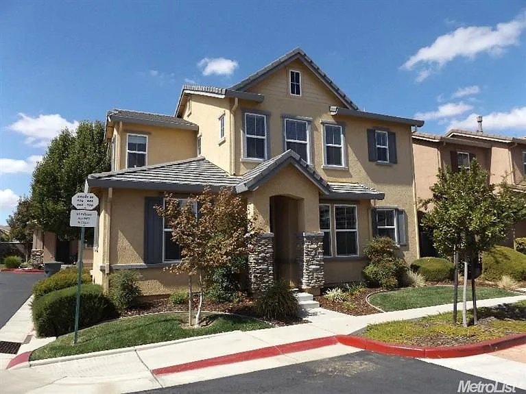 978 Courtyards Loop photo 1