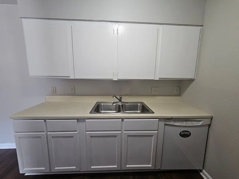 1402 Old Manor Rd — Photo 8
