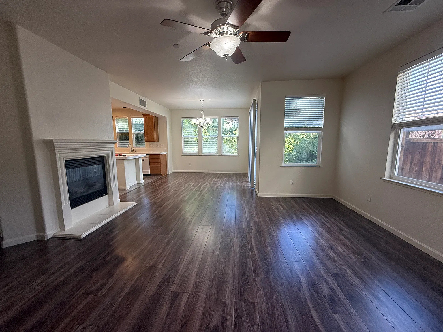 3 bed, 2.5 bath, 1761 sqft, $2,650 — Photo 2
