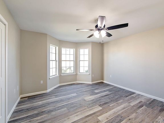 5th image of 127 Saxony Dr