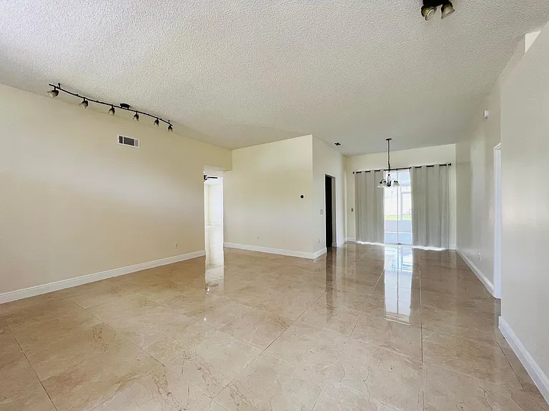 3909 Yellow Finch Ln — Photo 3