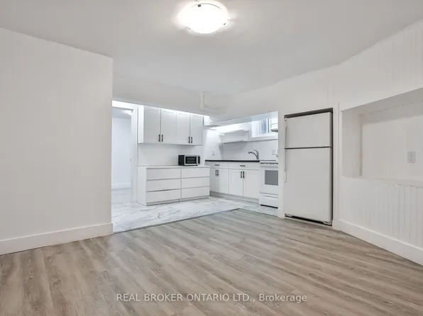 252 6th St #6, Toronto, ON M8V 3A7