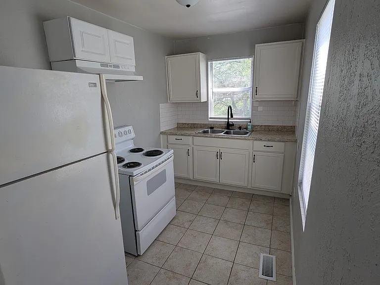 109 N Vermont St — Photo 1