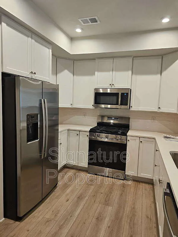 3 bed, 2.5 bath, 1606 sqft, $2,270 — Photo 1