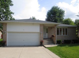 6 Meagan Ln, Lemont, IL 60439