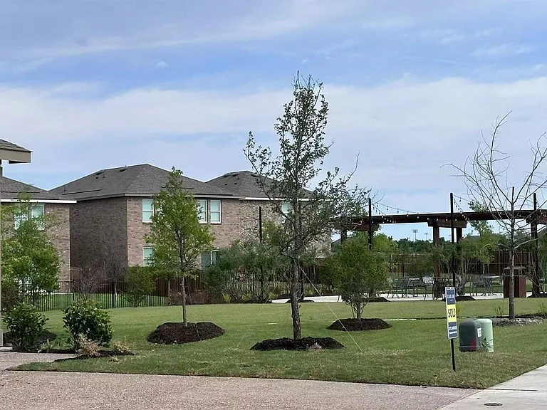 2105 Meadow Park Dr — Photo 18