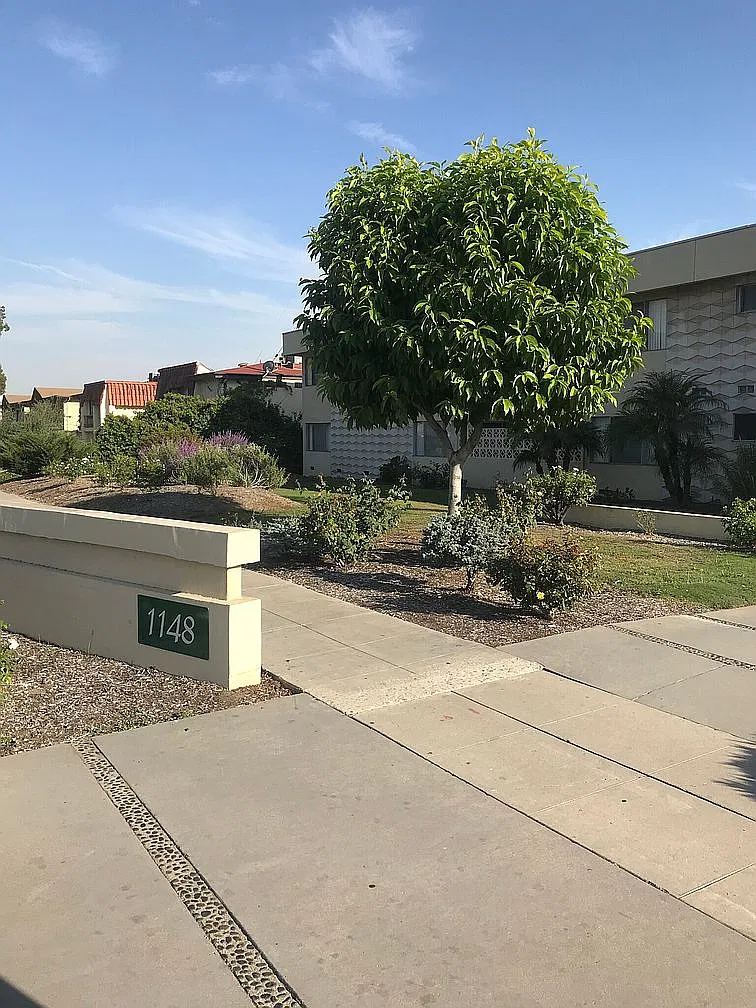 1148 W Huntington Dr — Photo 2