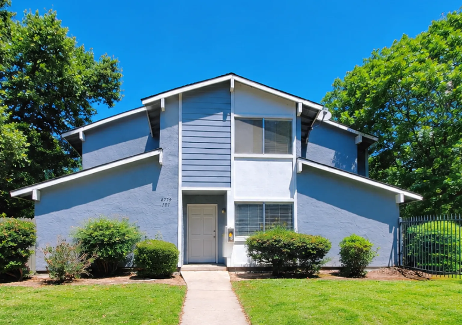 Move-in Special: Half Off the 1st Month's Rent Comfortable 2 Story Condo By Fresno State! — Photo 1