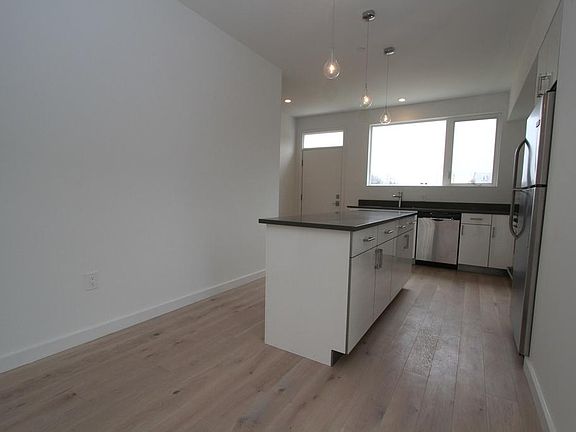 4th image of 136 W Oxford St