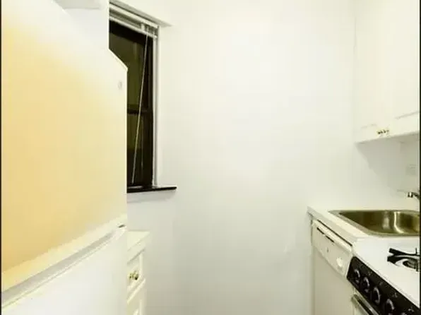 426 East 81st Street image 3 of 4