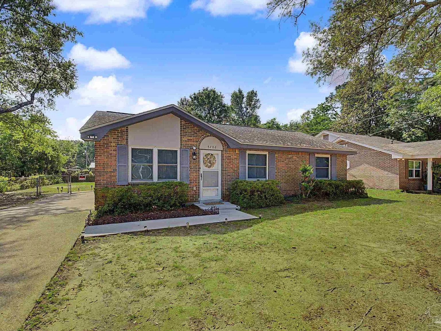 3 bed, 2.0 bath, 1216 sqft, $1,900 — Photo 1