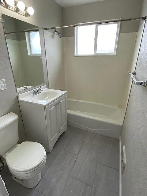 3 bed, 1100 sqft, $1,950 — Photo 3