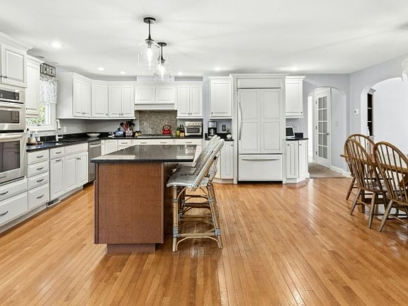 4th image of 212 Beech St