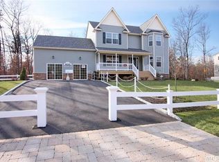 4 Kamoy Dr, Ridge, NY 11961