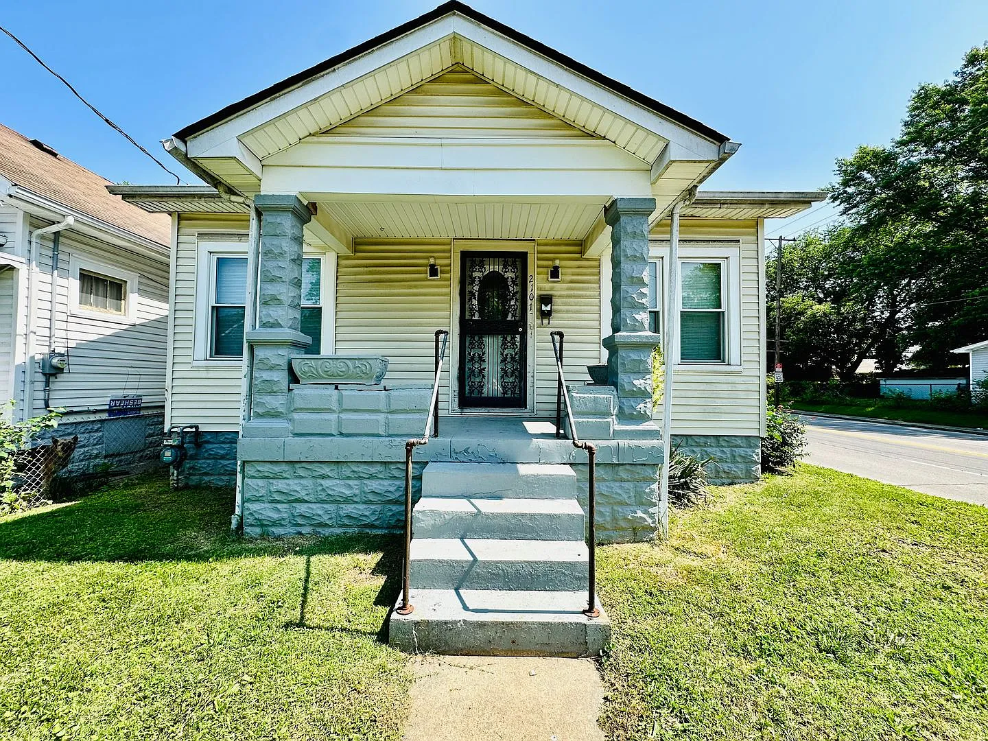 2101 W Lee St photo 1