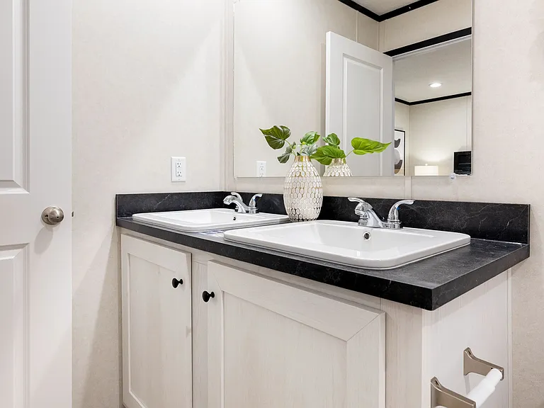 435 Selkirk Dr — Photo 10