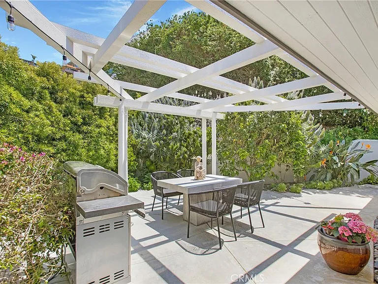 546 Temple Hills Dr — Photo 14