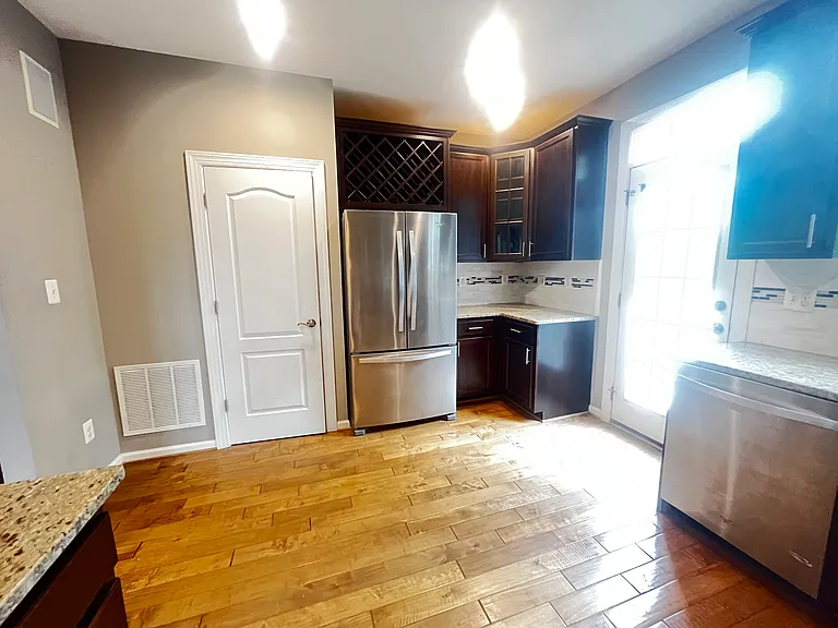 8195 Falls Grove Dr — Photo 11