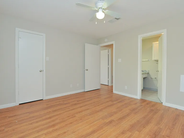 2100 Southwood Dr #13 — Photo 14