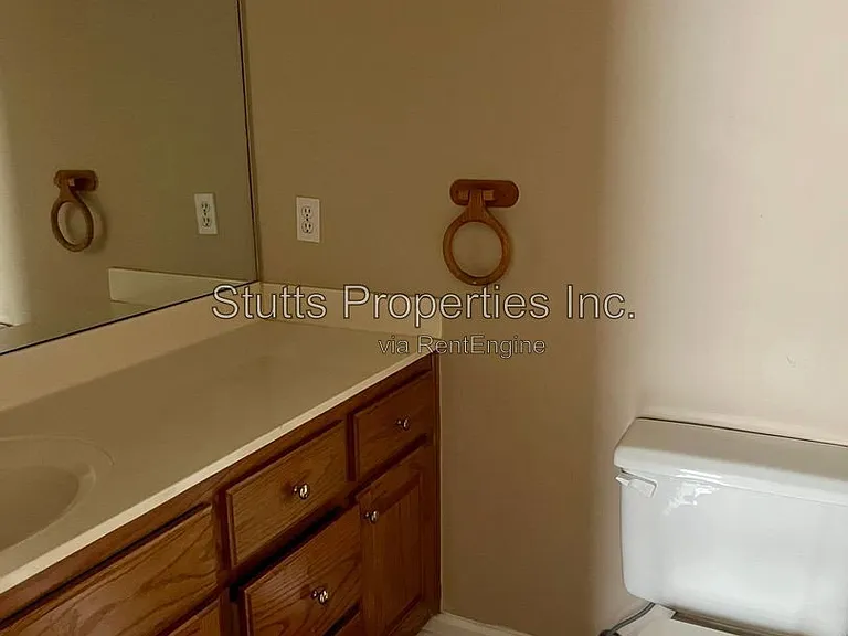 400 Jackson Ave #D — Photo 7