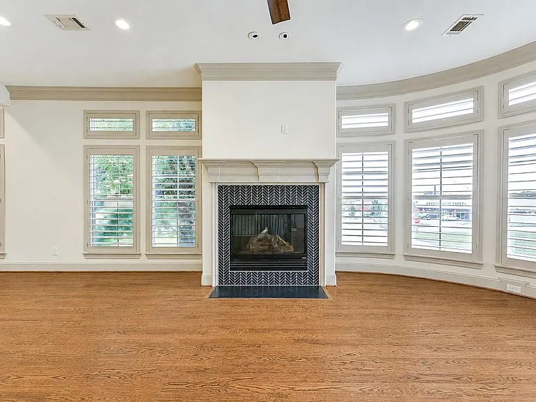 6302 Prague St — Photo 23