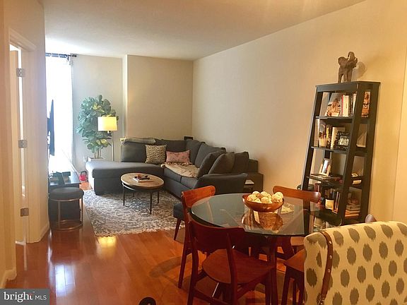 3rd image of 1021 N Garfield St APT 606
