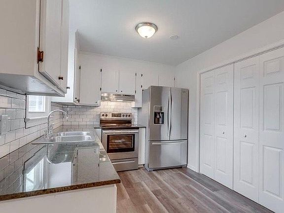 4th image of 706 Hampton Ave #B