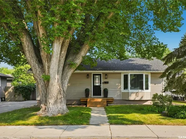 2417 YORK AVENUE, Saskatoon, SK S7J 1J4