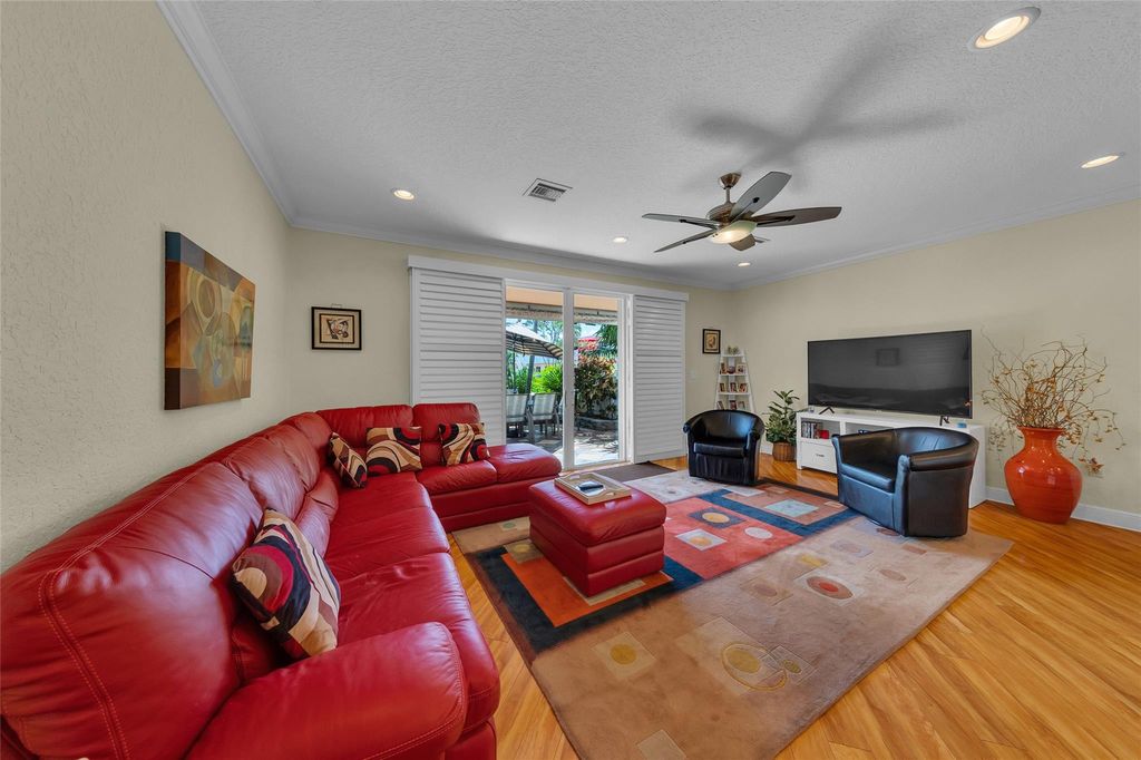 1327 SE 3rd Avenue, photo 9