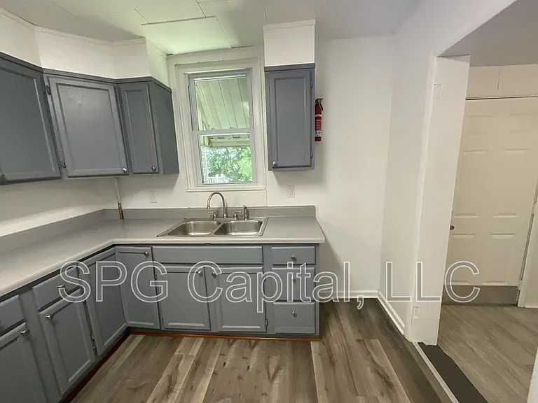 325 Lincoln St — Photo 3