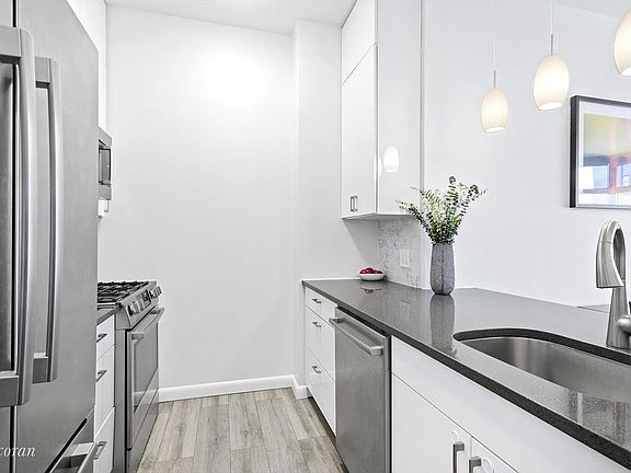 5th image of 200 E 32nd St APT 24C